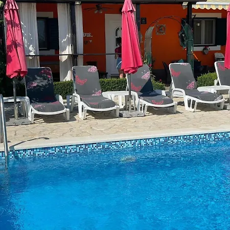 House Vacation With Pool,three Rooms,near Sibenik Casa de Férias *