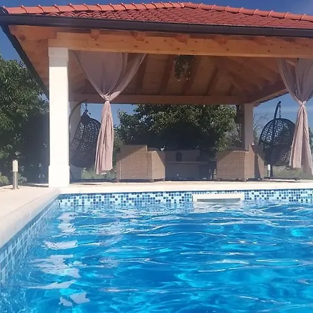 Tatil Evi House Vacation With Pool,three Rooms,near Sibenik