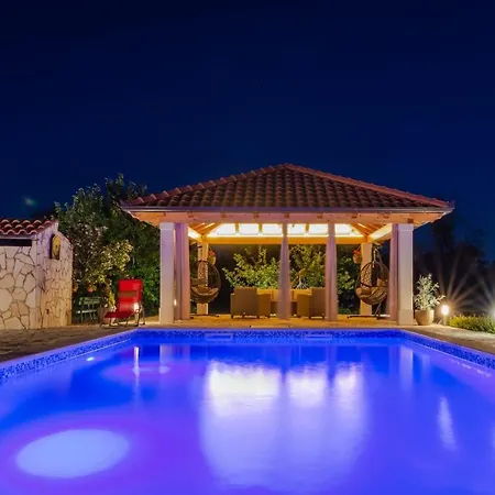 House Vacation With Pool,three Rooms,near Sibenik Holiday home *