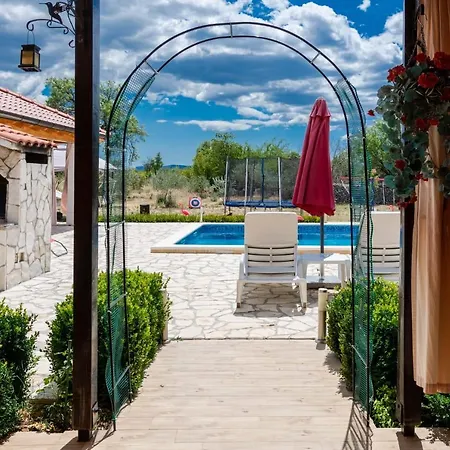 House Vacation With Pool,three Rooms,near Sibenik Holiday home