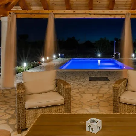 House Vacation With Pool,three Rooms,near Sibenik Planjane