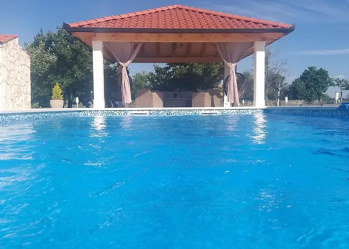 House Vacation With Pool,three Rooms,near Sibenik Vakantiehuis