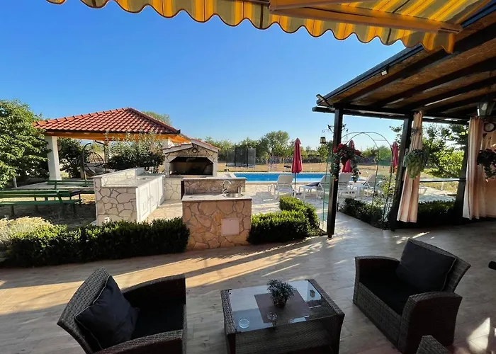 House Vacation With Pool,three Rooms,near Sibenik Planjane