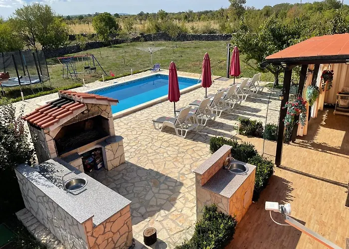 House Vacation With Pool,three Rooms,near Sibenik Prázdninový dům *