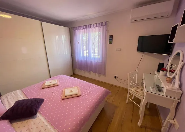 House Vacation With Pool,three Rooms,near Sibenik Vakantiehuis *