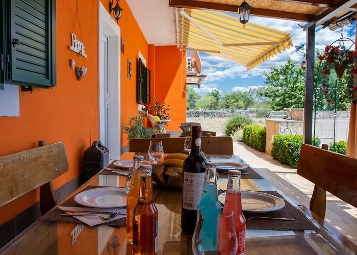 House Vacation With Pool,three Rooms,near Sibenik Vakantiehuis *