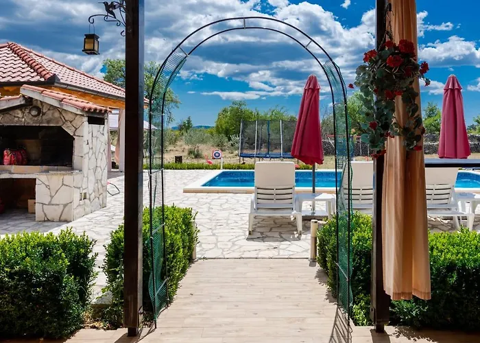 House Vacation With Pool,three Rooms,near Sibenik Vakantiehuis