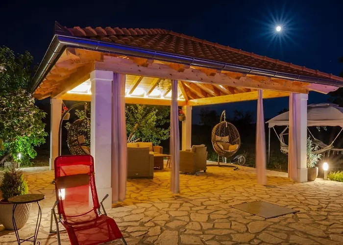 House Vacation With Pool,three Rooms,near Sibenik Planjane