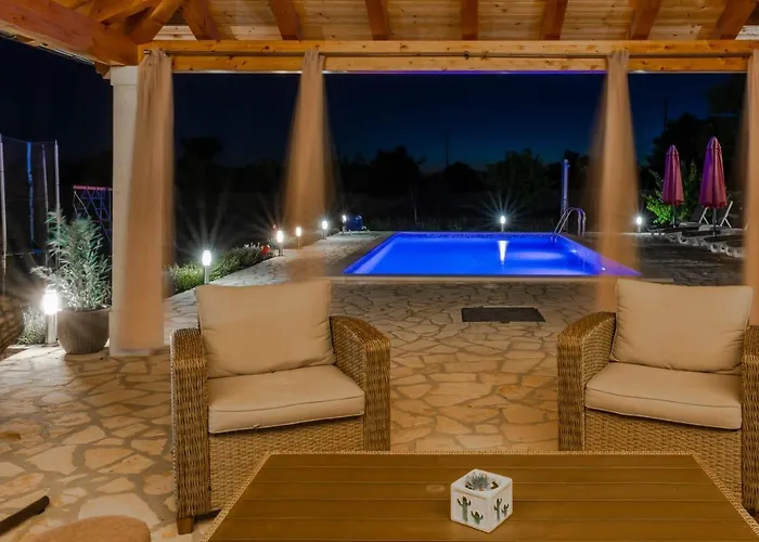 House Vacation With Pool,three Rooms,near Sibenik Planjane